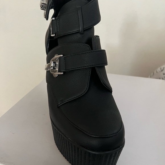 Platforms - Picture 4 of 4